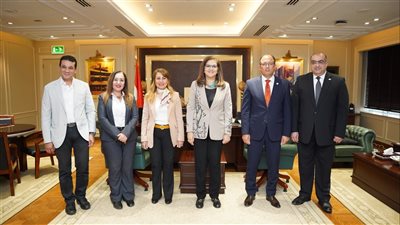 رئيس جامعة حلوان يبحث مع وزيرة التخطيط والتنمية الاقتصادية آليات دعم المشروعات الكبرى بالجامعة