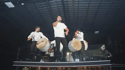 جوزيف عطية يحتفل بنجاح البغددة في حفل كامل العدد بمصر