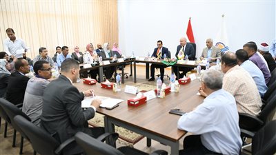 محافظ قنا يناقش بنود لائحة النظام الأساسي لمكتبة مصر العامة