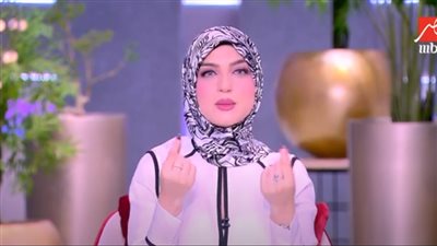 شاهد.. ياسمين عز ترتدي الحجاب على الهواء