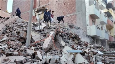 شاهد.. فرق الإنقاذ تبحث عن عالقين أسفل أنقاض عقار الإسكندرية المنهار