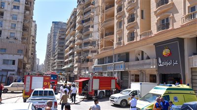 أهالي ضحايا عقار خليل حمادة المنهار يتجمعون أمام العقار لخروج ذويهم