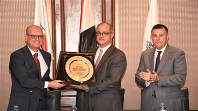 مجلس كلية التجارة يكرم رئيس جامعة عين شمس ونائبه للدراسات العليا 