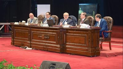 الخشت يوجه العمداء بسرعة إعلان النتائج وخاصة السنوات النهائية 