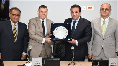 مجلس جامعة عين شمس يكرم مستشار رئيس الجمهورية للشئون الصحية ووزيرى الصحة والتعليم العالى 