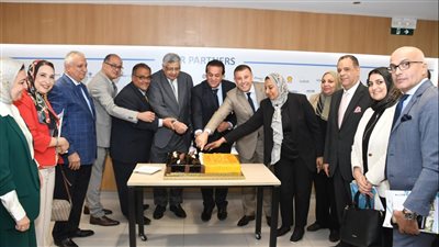 مجلس جامعة عين شمس يكرم هشام عبد السلام عمران والرسام عمرو فهمي 