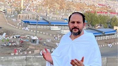 عماد زيادة ينشر صورة له من جبل عرفات أثناء أداء فريضة الحج