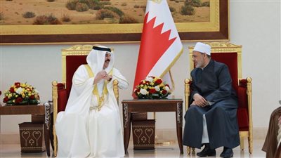شيخ الأزهر يتبادل التهنئة بعيد الأضحى المبارك مع ملك البحرين