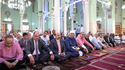  محافظ أسوان ومدير الأمن يؤديان صلاة عيد الأضحى المبارك 