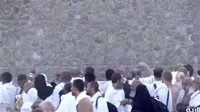 بعد عرفات.. ضيوف الرحمن يرمون جمرة العقبة وحجاج السياحة يستقرون بمخيمات منى