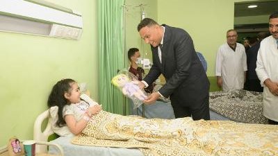 محافظ الدقهلية ونائبه يزورا المرضي والأيتام وكبار السن ليقدما لهم التهنئة أول أيام العيد