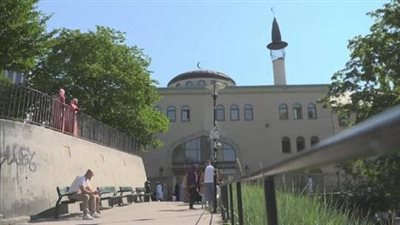 بعد اعطائهم الضوء الأخضر.. متطرف سويدي يدنس المصحف الشريف ويحرقه