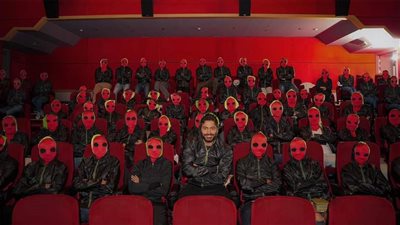 بعد أول يوم من طرحه..تامر حسني يمازح جمهوره على طريقة فيلم 