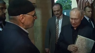 ردا على حرق المصحف بالسويد.. بوتين يحتضن نسخة من القرآن الكريم (فيديو)