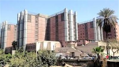 رئيس جامعة القاهرة يتلقى تقريرا حول عمل الطوارئ بمستشفيات قصر العيني في أول أيام العيد