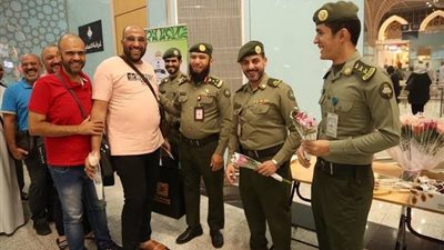 جوازات مطار الأمير محمد بن عبدالعزيز الدولي تواصل إنهاء إجراءات مغادرة ضيوف الرحمن