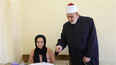 طلاب القسم العلمي يؤدون امتحانات الشهادة الثانوية الأزهرية في الفيزياء