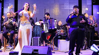 بالصور.. عبد الباسط حمودة يشعل حفله بالعلمين الجديدة بحضور نجوم الإعلام والمشاهير