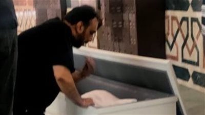 انهيار حسام حسنى ومحمد محيي وإيهاب توفيق فى جنازة علاء عبد الخالق