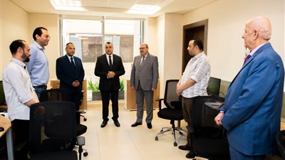 وزير الإنتاج الحربي يتفقد مكاتب العاملين بمقر الوزارة بالعاصمة الإدارية 