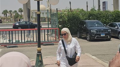 منى عبد الغني تنهار من البكاء أثناء تشييع جثمان علاء عبد الخالق