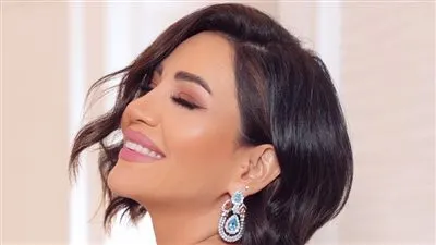 ديانا حداد تتألق بإطلالة صيفية من داخل سيارتها (صورة)