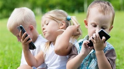 استشاري نفسي: أغلب الأمراض المستحدثة لدى الأطفال سببها الشاشات الإلكترونية (فيديو)