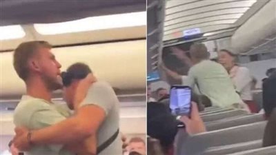 شاهد.. ملاكم بريطاني يحاول فتح باب الطائرة أثناء تحليقها