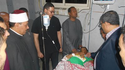وكيل الأزهر يطمئن على صحة طالب الثانوية الأزهرية المصاب في حادث سير بسوهاج