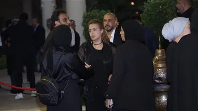 سيمون تصل  إلى عزاء الفنان الراحل علاء عبد الخالق (صور)