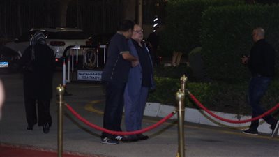 رغم ظروفه الصحية.. صلاح عبد الله يصل عزاء علاء عبد الخالق (فيديو وصور)