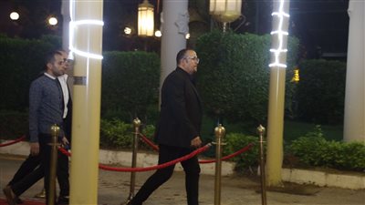 هشام عباس يصل عزاء الفنان الراحل علاء عبد الخالق (صور)