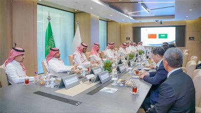 وزير الصناعة يبحث مع وفد صيني تعزيز العلاقات بين البلدين