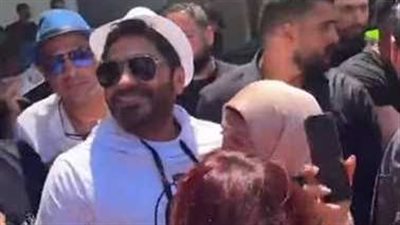 اللبنانيون يستقبلون تامر حسني بالطبول والأعلام ببيروت