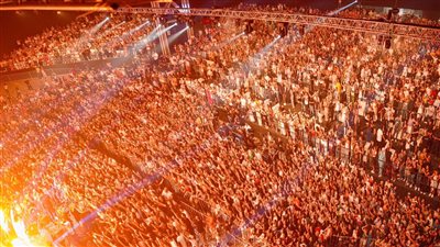 في حب تامر حسني.. أكبر حشد جماهيري في تاريخ لبنان (صور)