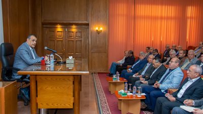 وزير الإنتاج الحربي يعقد اجتماعًا موسعًا مع رؤساء مجالس إدارات الشركات والوحدات التابعة 