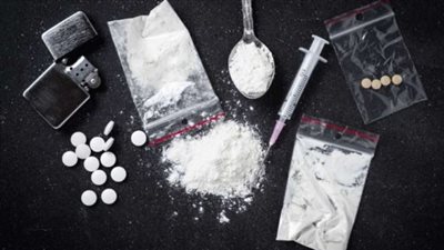 تفاصيل التحقيق مع سيدة ونجلها بحوزتهما 