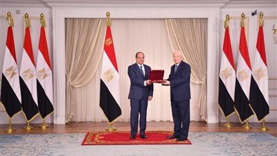 السيسي يكرم المستشار محمد بكر ويمنحه وسام الجمهورية 