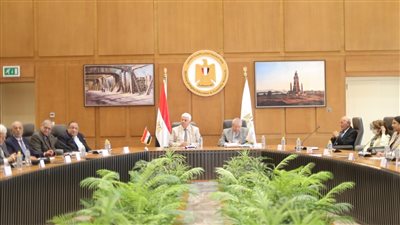 وزير التعليم العالي يعقد اجتماعًا مع مستشاريه بالجامعات الخاصة