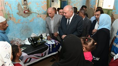 محافظ قنا يسلم أول 