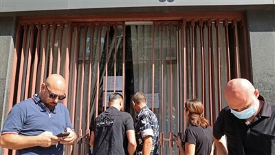 لاسترداد أمواله.. مودع يقتحم بنك مصر ولبنان في بيروت