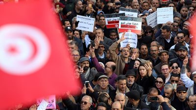 بعد الاحتجاجات.. السلطات التونسية تحجب رواتب 17 ألف مدرس