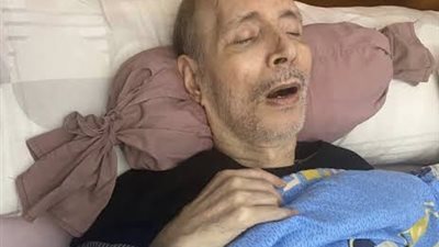 عاجل.. أحدث صورة للفنان إيمان البحر درويش على سرير المرض بعد نشرها بواسطة ابنته