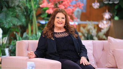 غدًا.. ميمي جمال وبناتها وأحفادها في ضيافة منى الشاذلي 