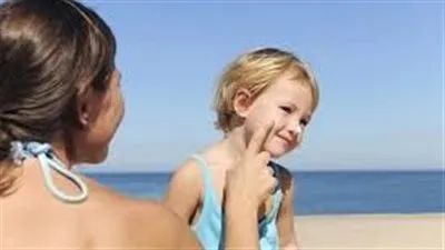 نصائح طبية.. كيف تحمي طفلك من أشعة الشمس في يوليو وأغسطس؟