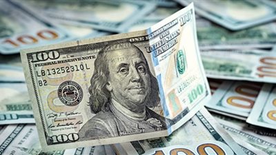 الدولار يهبط الخميس بعد صدور بيانات مفاجئة للتضخم الأميركي