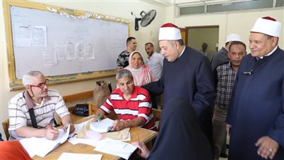 رئيس قطاع المعاهد الأزهرية يتفقد مركز تصحيح مجمع مدينة نصر بالقاهرة