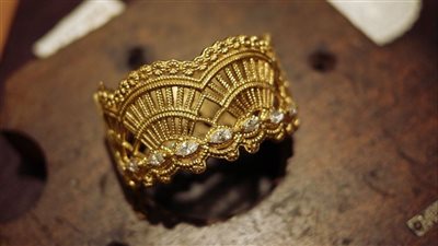 تراجع الدولار يدفع المعدن الأصفر إلي تحقيق مكاسب أسبوعية