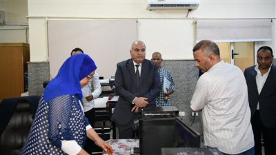 محافظ قنا يفاجئ المركز التكنولوجي بمدينة قنا للاطمئنان على مستوى الخدمات 