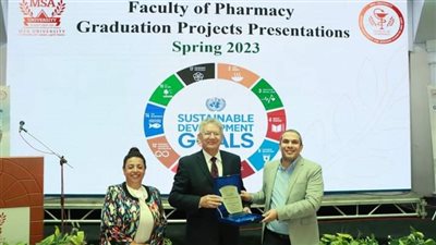 درع التميز لمستشفى أورام الأقصر لإثراء البحث العلمي والعلاج بجنوب الصعيد